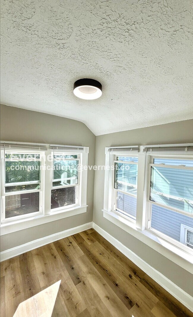 Building Photo - 3-Bedroom Townhome with Fenced Yard / Pet-...