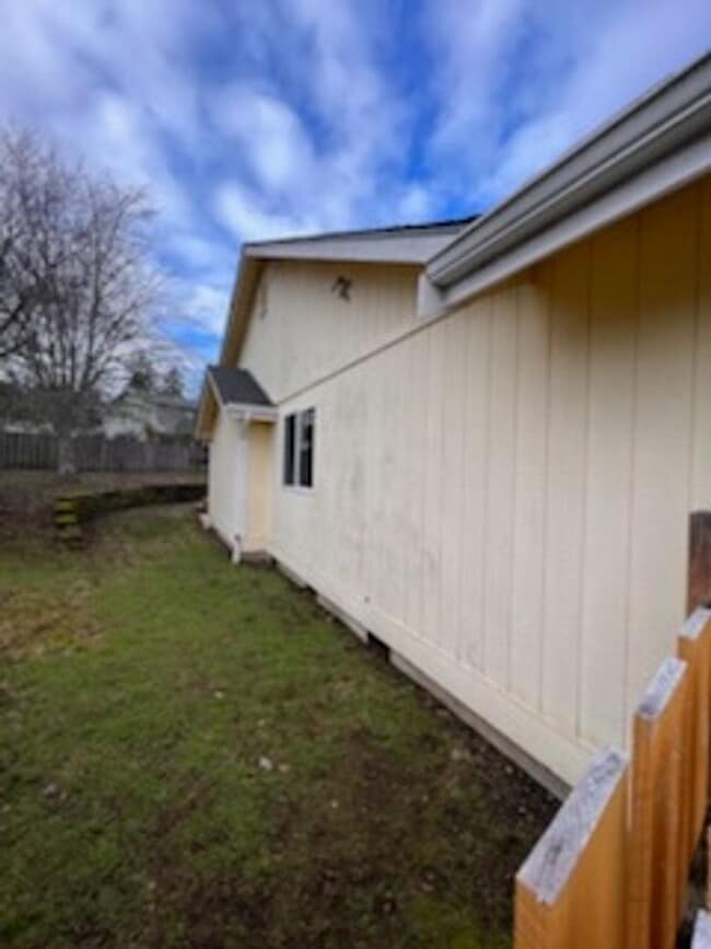 Building Photo - Lake Louise Gem