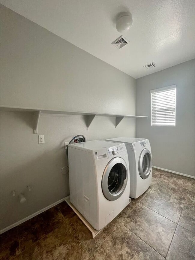 Building Photo - GREAT LOCATION! Fabulous move-in ready 5 bed /3 bath home in south Tempe