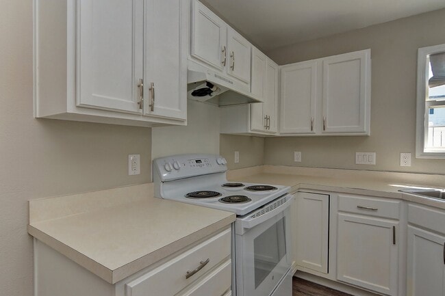 Building Photo - Beautiful 2 bed 2.5 bath Condo. Move-in Re...