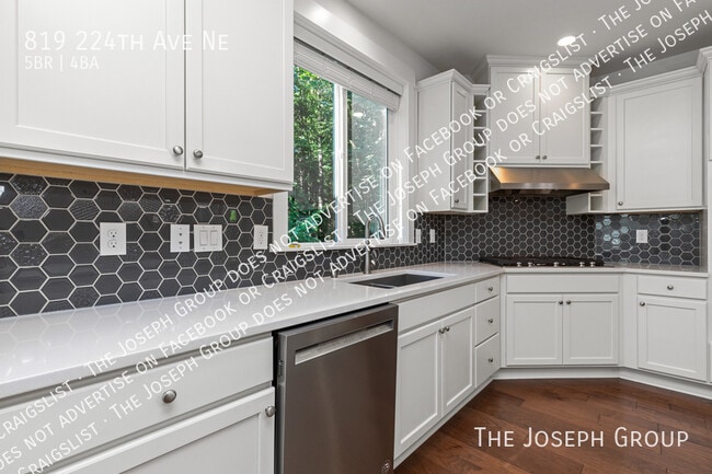 Building Photo - 819 224th Ave NE