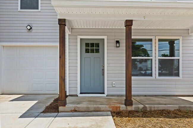 Building Photo - 2621 Midland Ave