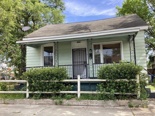 Building Photo - Downtown Bungalow