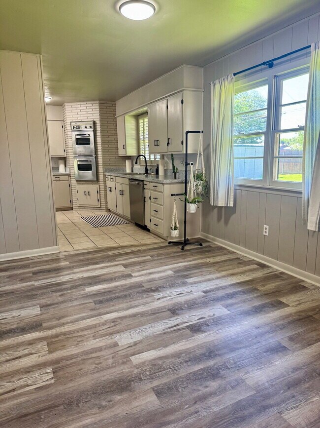 Building Photo - "Charming 3-Bedroom Gem with 2 Full Baths on 54th Street – Spacious 1,725 Sq Ft Haven in Lubbock!"