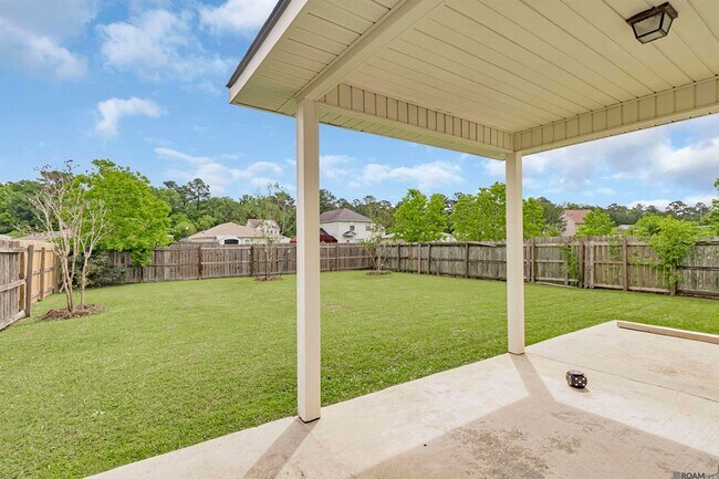 Building Photo - 23592 Country Manor Ave