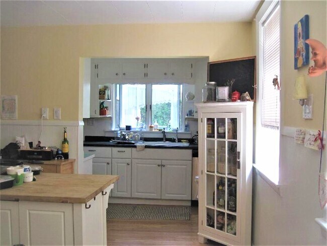 Building Photo - 95 Bartlett St