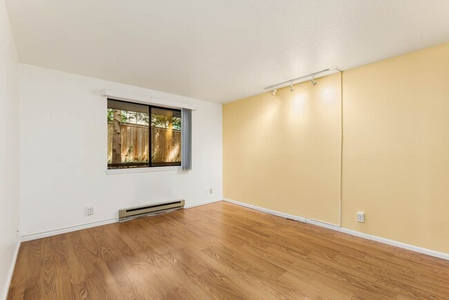 Building Photo - 710 N 160th St