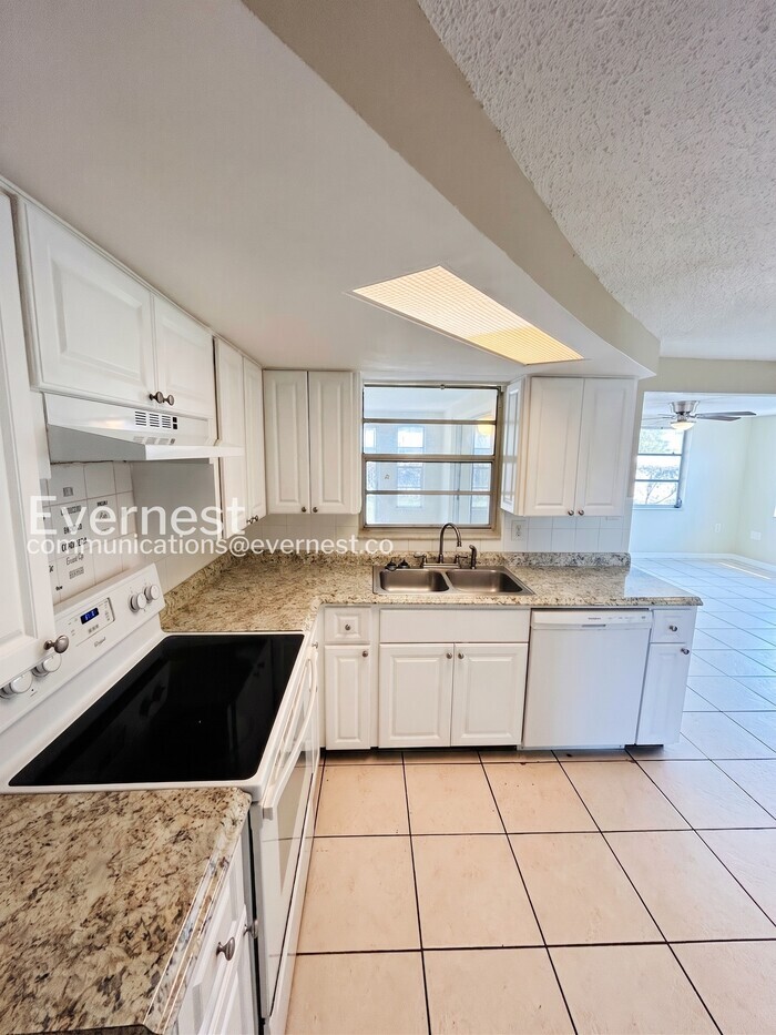 Building Photo - 9130 Chatam Ln
