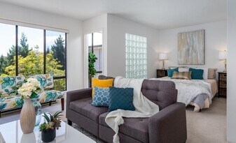 Building Photo - 6 Commodore Dr