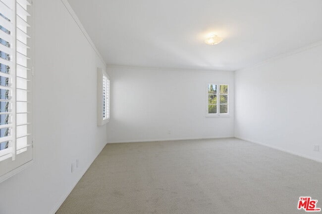 Building Photo - 307 S Doheny Dr