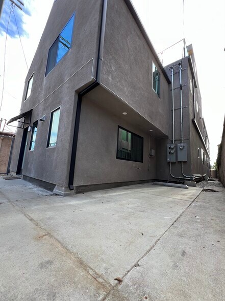 Building Photo - 2610 S Barrington Ave