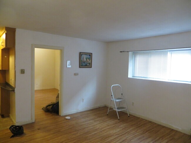 Building Photo - 200 Kelton St