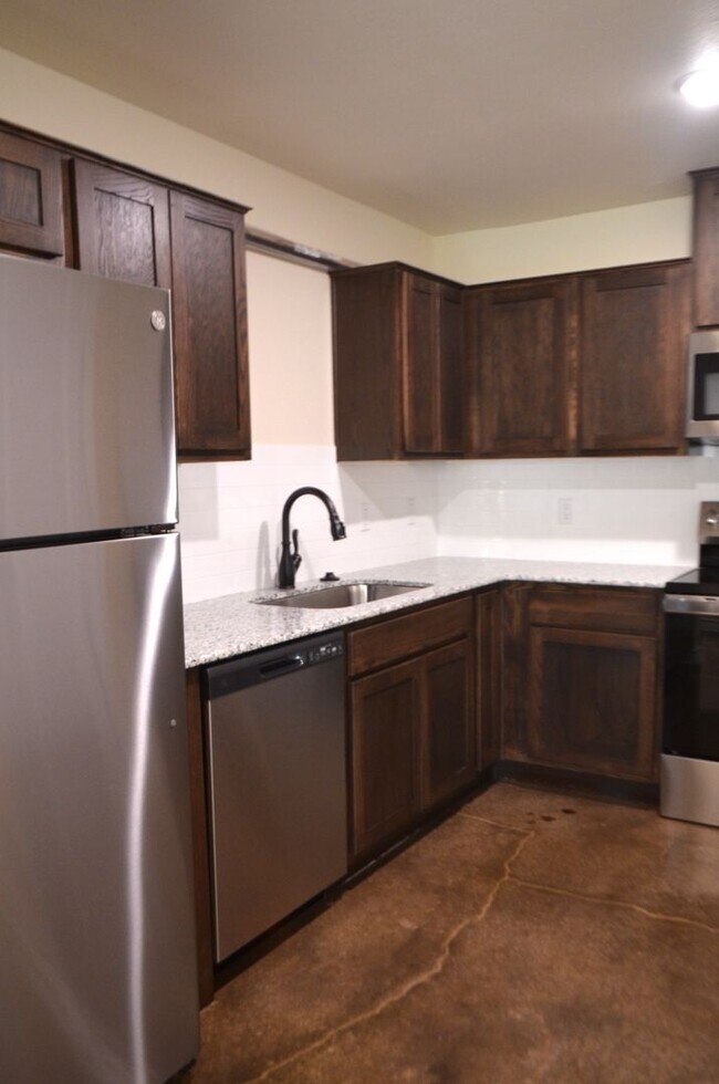 Building Photo - 1007 Cline Dr