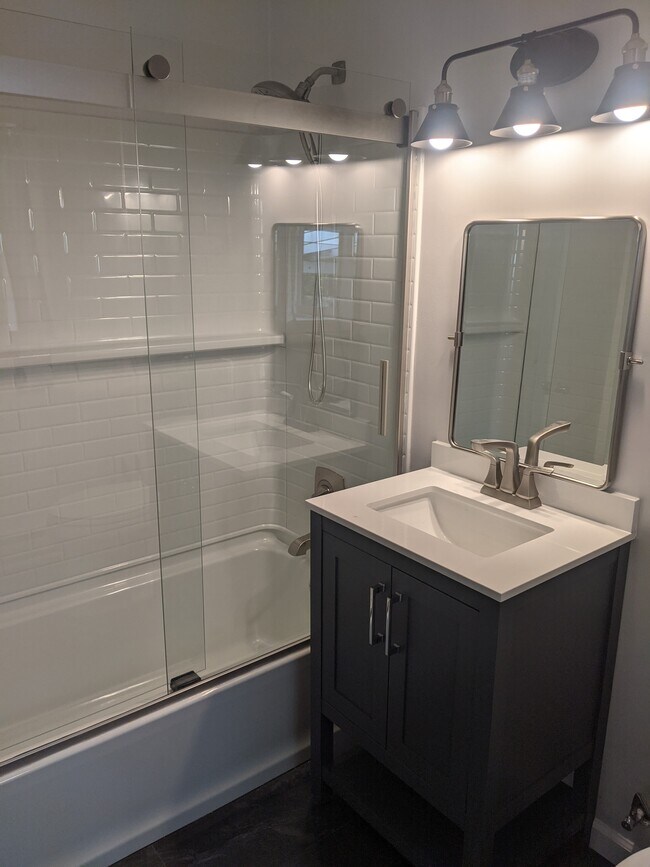 Building Photo - 913 NE Church Street