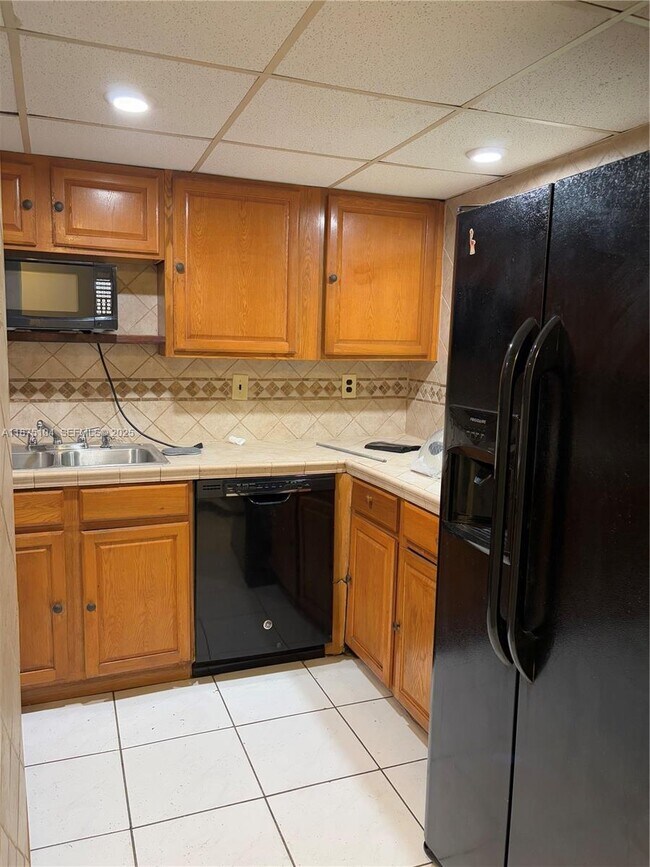 Building Photo - 10090 NW 80th Ct