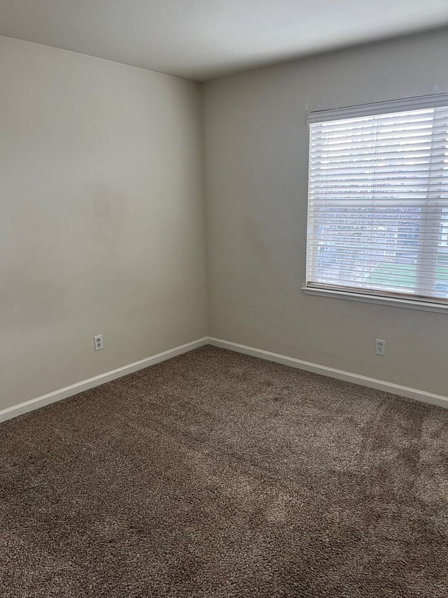 Building Photo - Updated 3 bedroom 2.5 bathroom Single Fami...