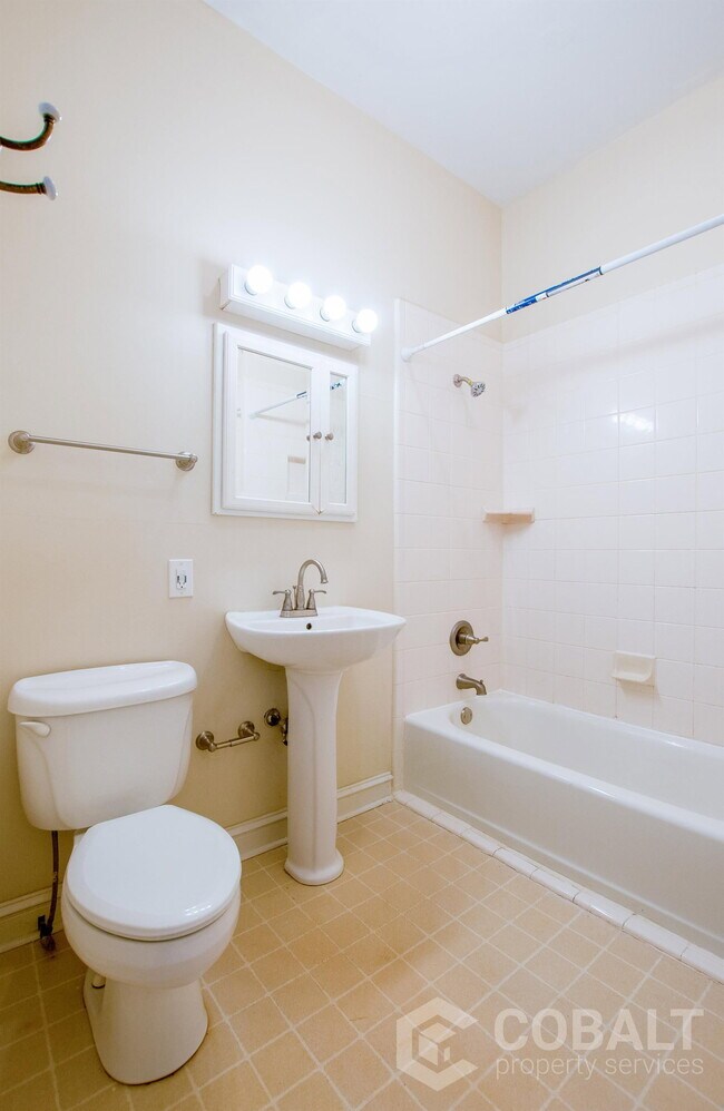 Building Photo - 856 Monroe Dr NE