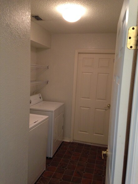 Building Photo - 7166 Summit Dr