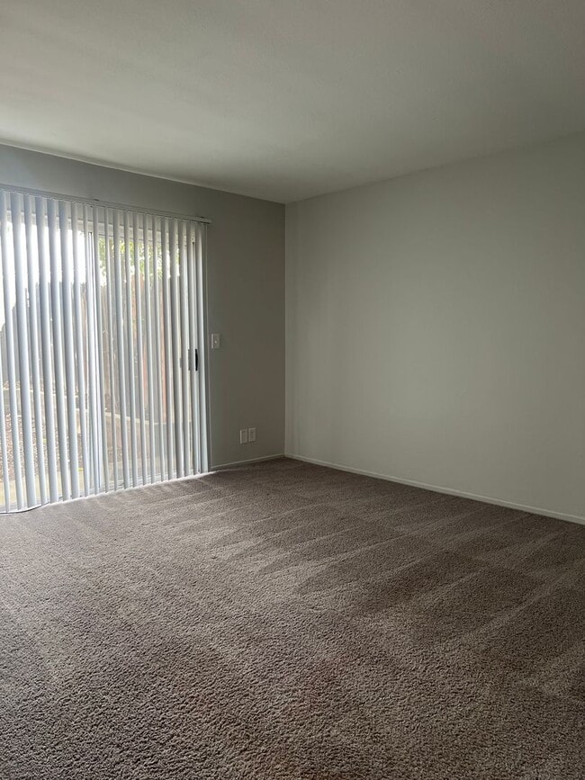 Building Photo - NICE 2 BEDROOM DUPLEX W/ 2 CAR GARAGE!