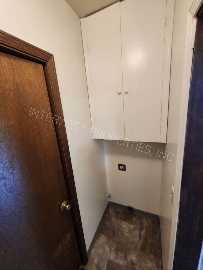 Building Photo - *1/2 OFF 1ST MONTH'S RENT PROMO* 3 Bd that Features Master on the Main with Fenced Yard, 2 Car Ga...