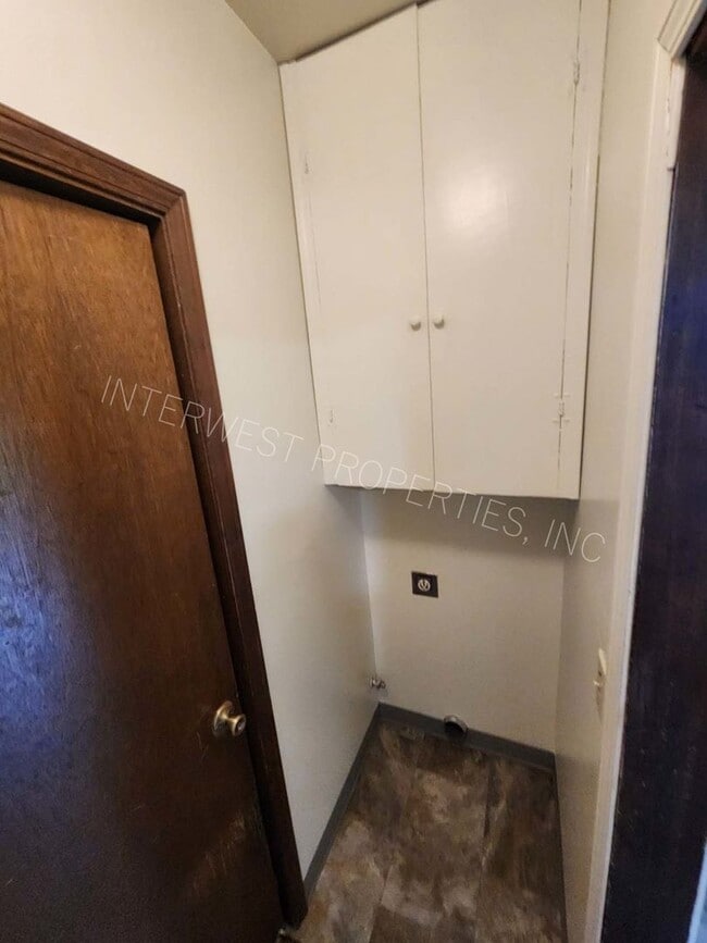 Building Photo - 3 Bd that Features Master on the Main with Fenced Yard, 2 Car Garage, & W/D Hookups