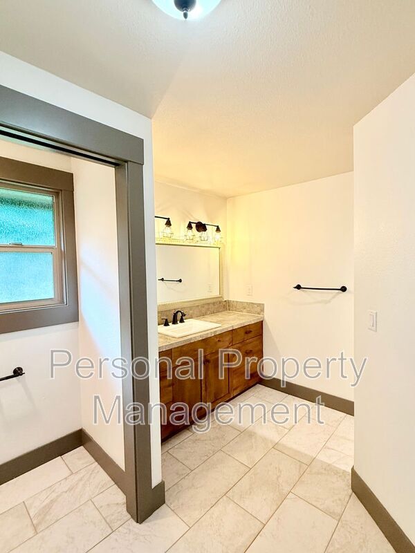 Building Photo - 16205 NE Leaper Rd