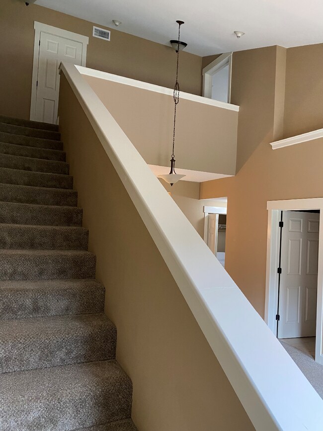 Building Photo - 2 Monticello Village Dr