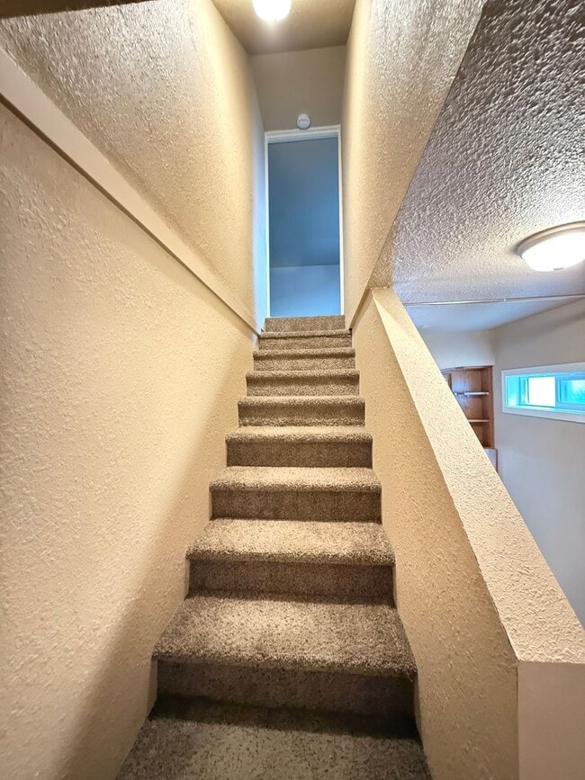 Building Photo - 3bd & 1 1/2ba with 2 Car Garage