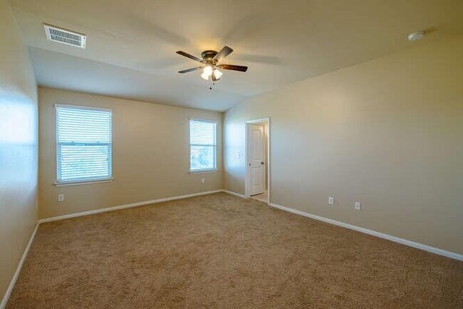 Building Photo - 402 Zenith Rd