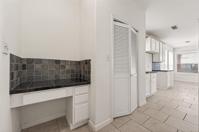 Building Photo - 14914 W Bend Dr