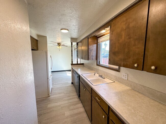 Building Photo - EVERGREEN1574-1594