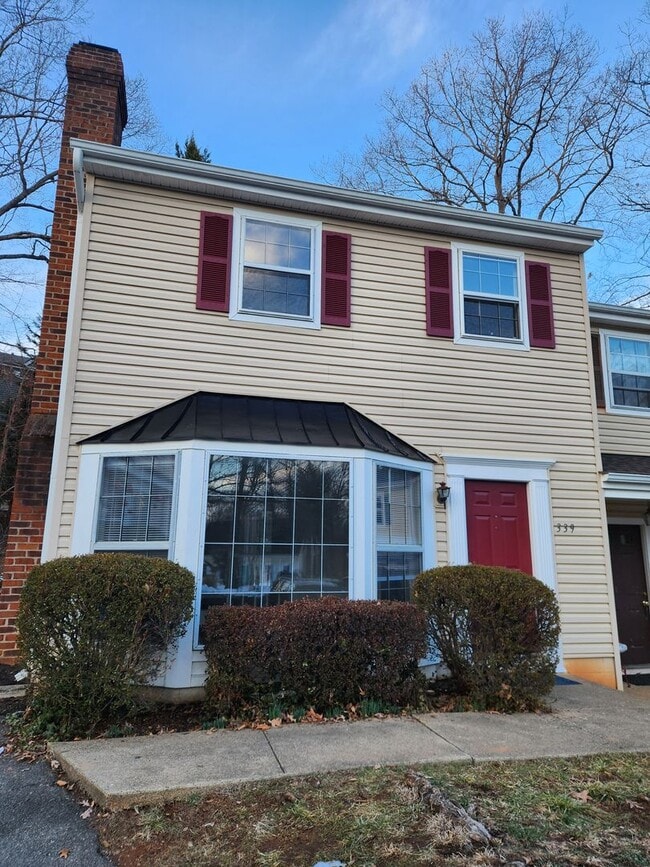 Building Photo - Spacious, private 3 Bedroom 1.5 Bath townhome available in March!