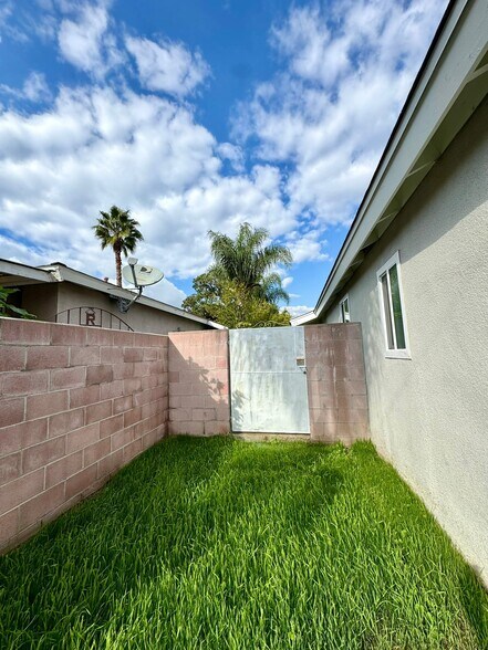 Building Photo - 251 E Heather St