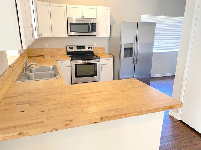 Building Photo - Richmond Area Beauty with Open Family Area