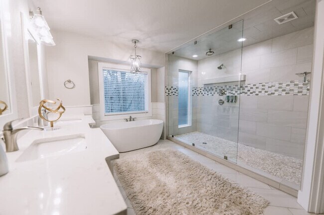 Building Photo - 2104 Almand Dr