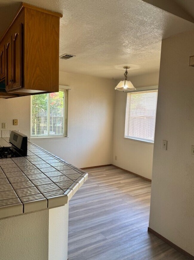 Building Photo - North Hilltop Home