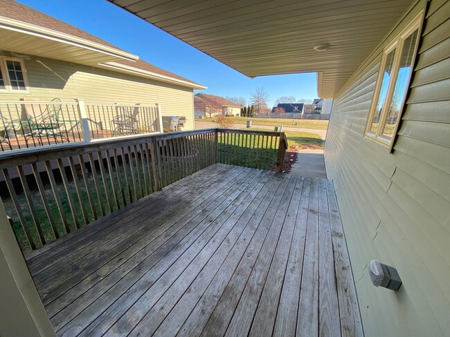 Building Photo - 3 Bedroom 3 Bath and lots of living space!...