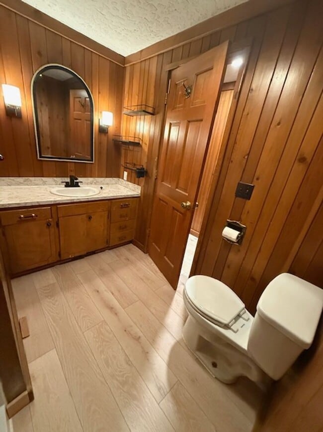 Building Photo - Charming 3BR Country Log Home in the Willamette Valley