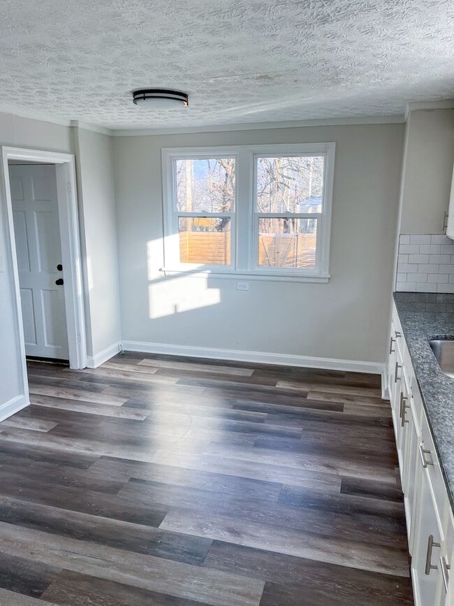 Building Photo - Beautifully Updated Columbus Home with Fir...
