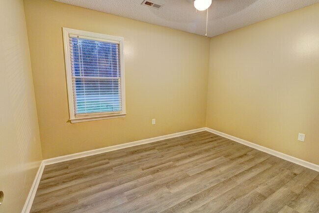 Building Photo - 334 Pine Ave