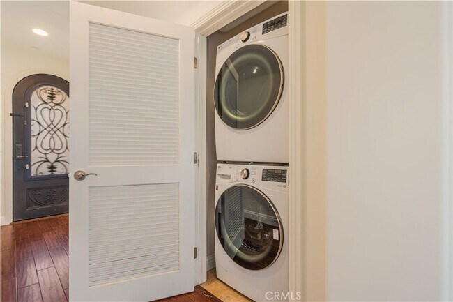 Building Photo - 1835 S Barrington Ave