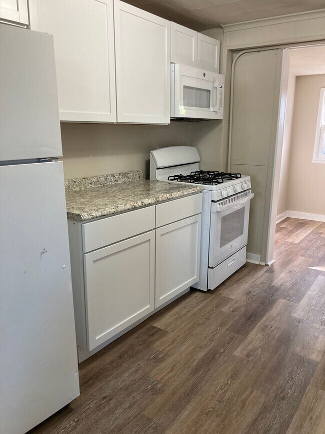 Building Photo - Updated 2 bedroom 1 bathroom home