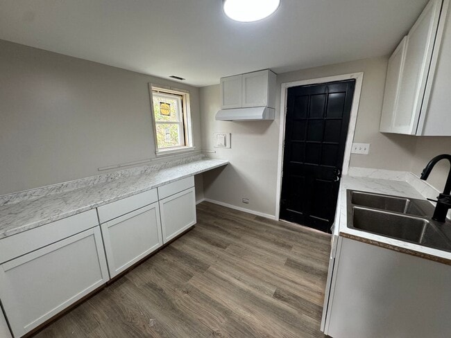 Building Photo - $999 - 3 bed 1 bath - newly remodeled - Si...