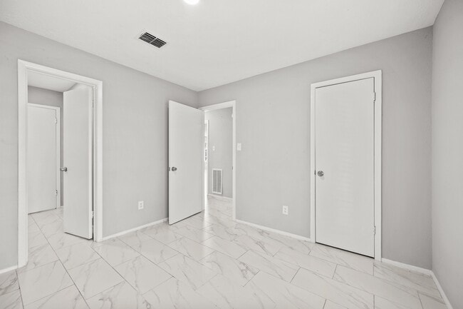 Building Photo - 13527 Montaigne Dr