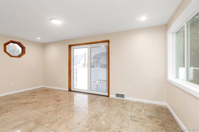 Building Photo - 295 Plain Ct