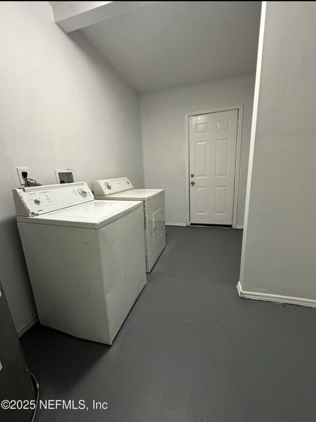 Building Photo - 734 E 59th St