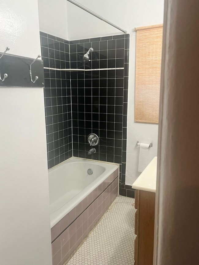 Building Photo - Charming 1-bedroom/1-bathroom unit