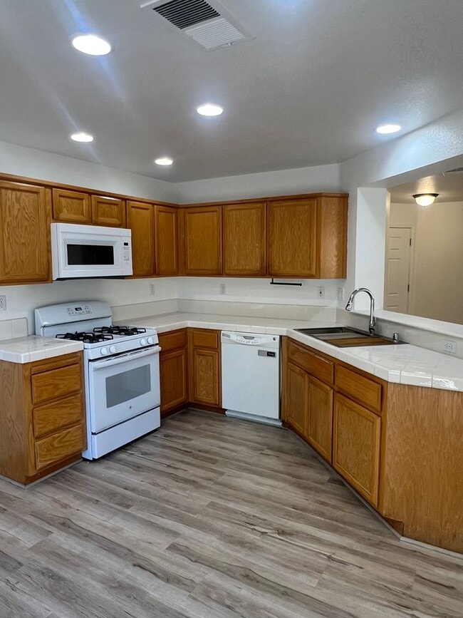 Building Photo - GORGEOUS 3 BEDROOM IN E. ROSEVILLE GATED COMMUNITY!!