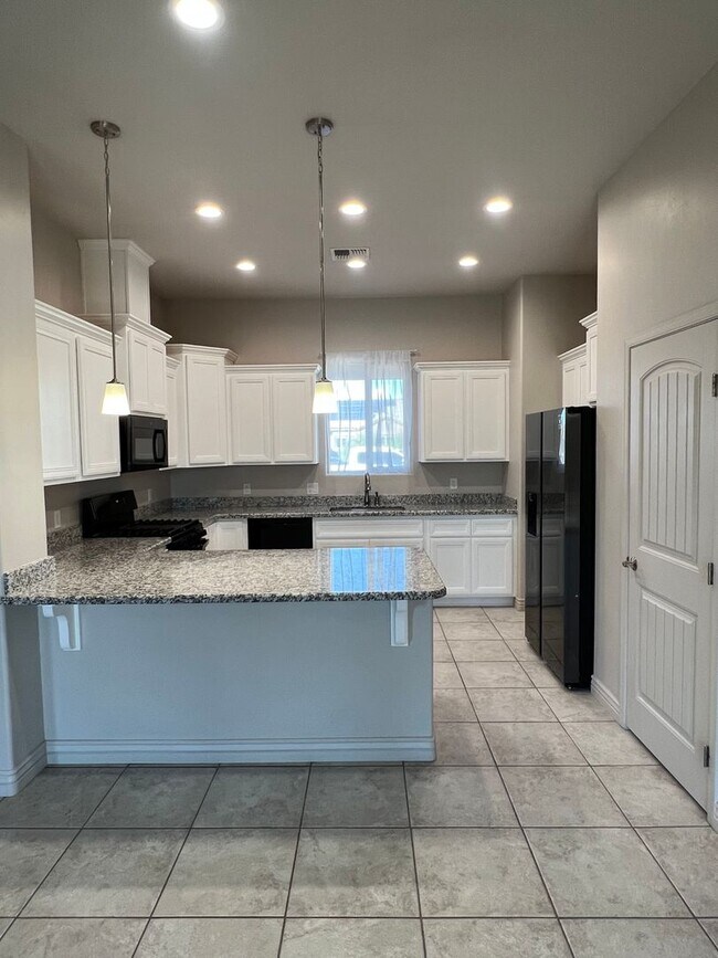 Building Photo - 4 BEDROOM HOME!