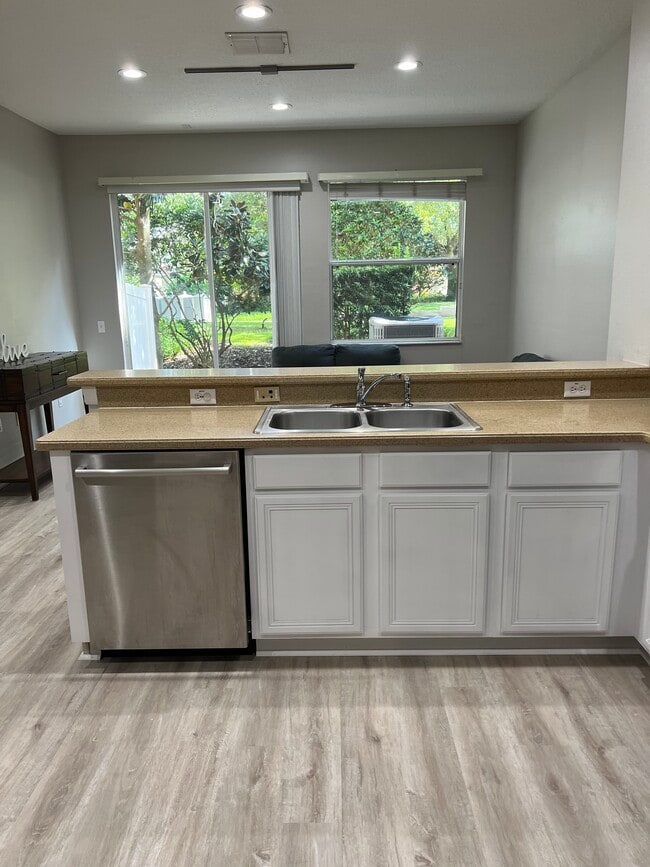 Building Photo - 5156 Regatta Dr